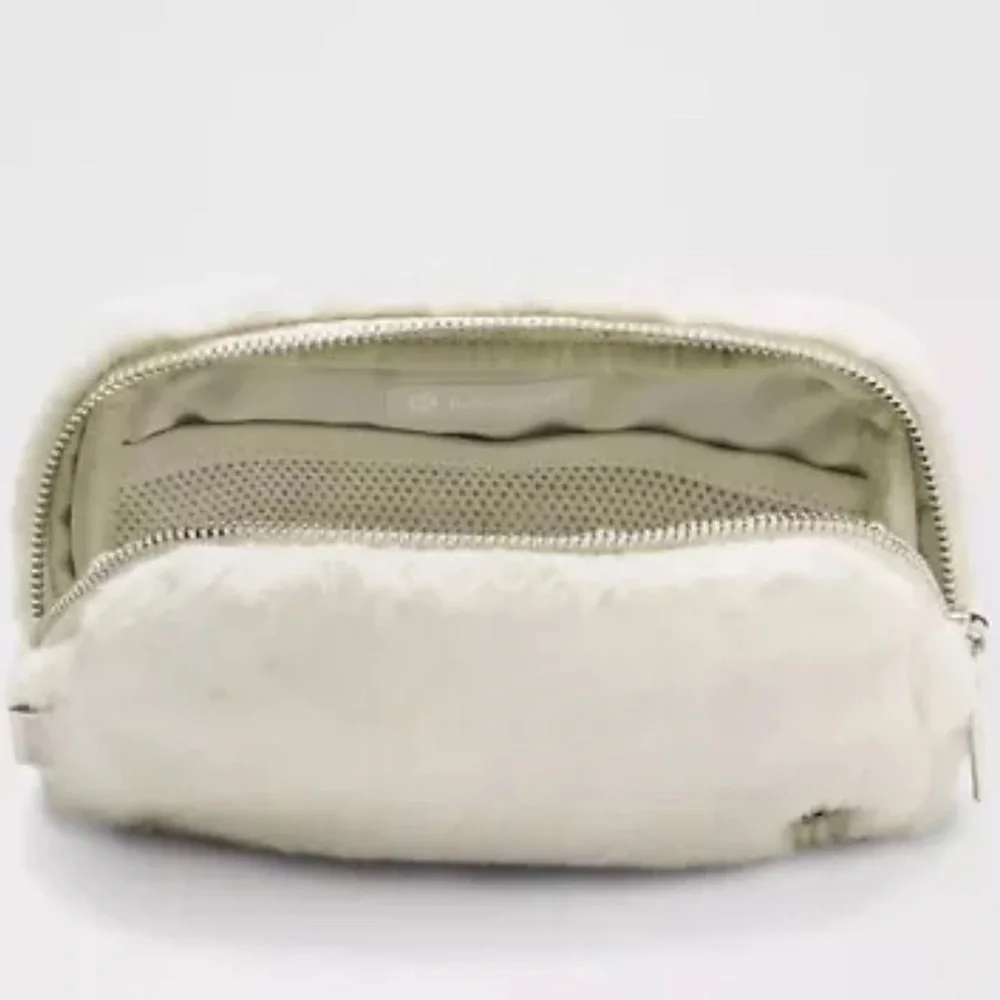 Authentic LULULEMON Plush Fleece Everywhere Belt Bag 1L Bone/ Silver NEW
NEW - Picture 2 of 12